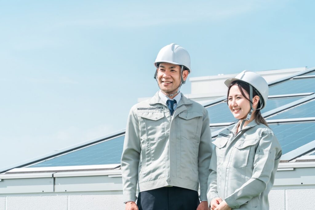 【建設業の「第二の柱」をつくる】新事業進出補助金とは?多角化戦略や成功事例まで徹底解説! 5 img src="https://hojokin-shinsei.co.jp/kensetsu-subsidy/wp-content/uploads/2025/11/image-1-1024x683.jpeg"ソーラーパネルの前で作業員が前を向いている様子"