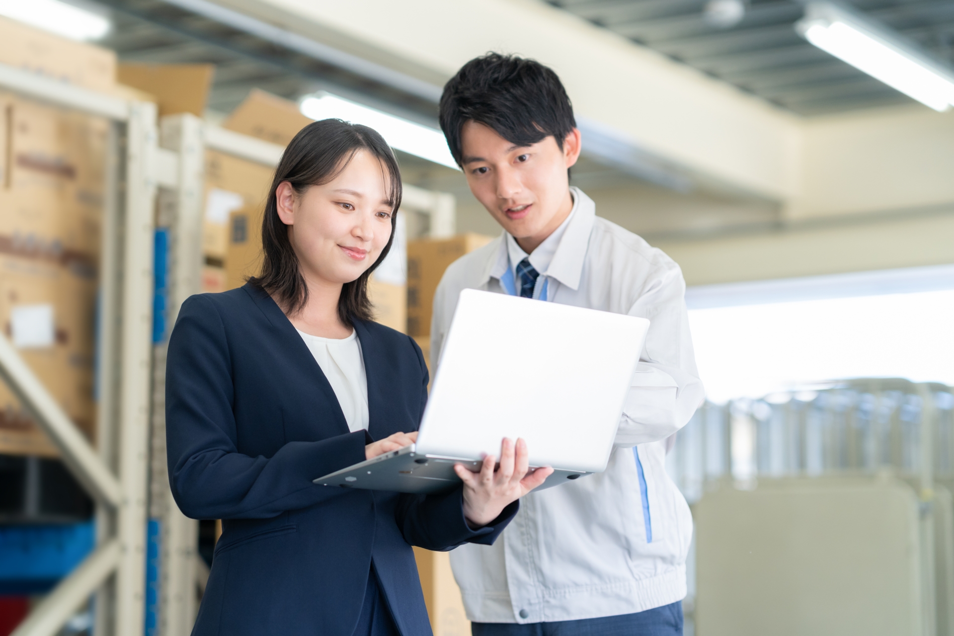 人手不足に悩む中小企業必見|現場の負担を減らす「省力化補助金(カタログ型)」徹底解説! 3 img src="https://hojokin-shinsei.co.jp/wp-content/uploads/2025/06/31954597_m.jpg" alt="製造現場で男女が議論している写真"