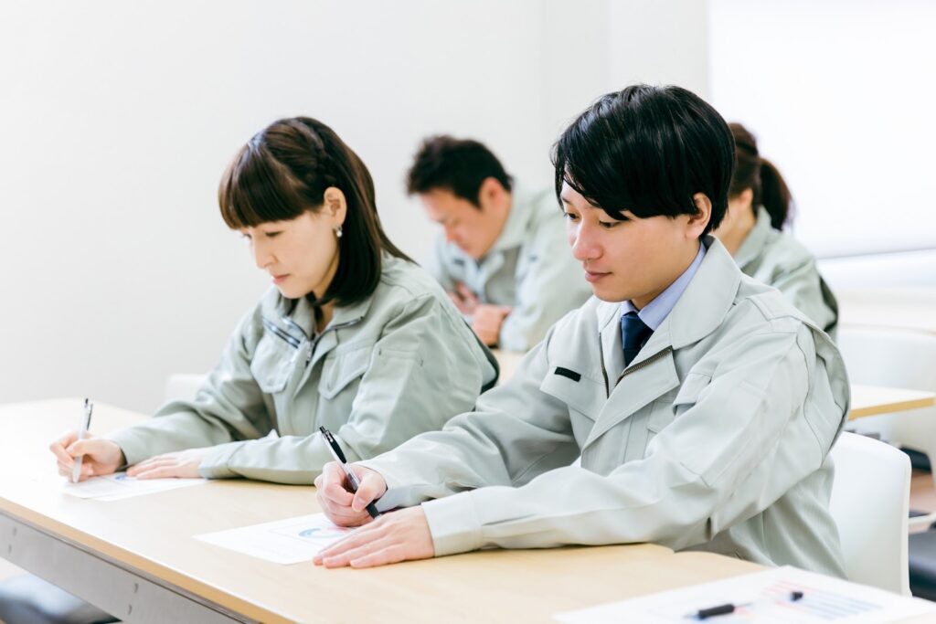 【建設業の「第二の柱」をつくる】新事業進出補助金とは?多角化戦略や成功事例まで徹底解説! 4 img src="https://hojokin-shinsei.co.jp/wp-content/uploads/2025/11/image-1024x683.jpeg" alt="作業員が講義を受けている様子"