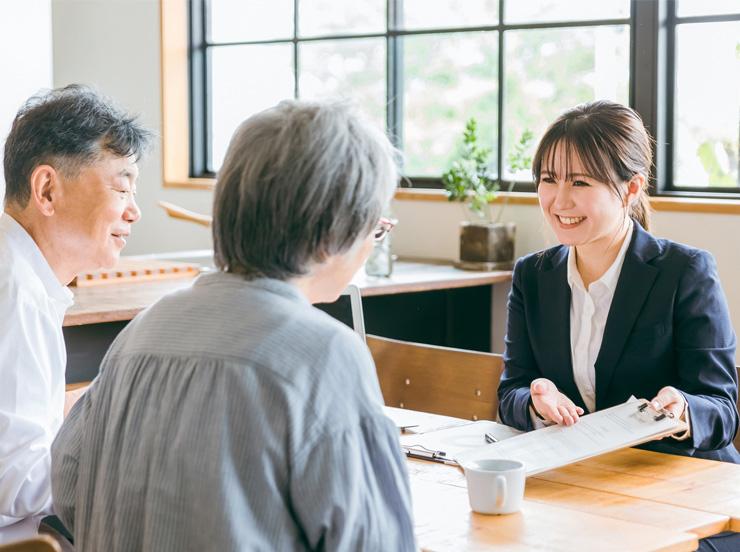 笑顔で説明する相談風景
